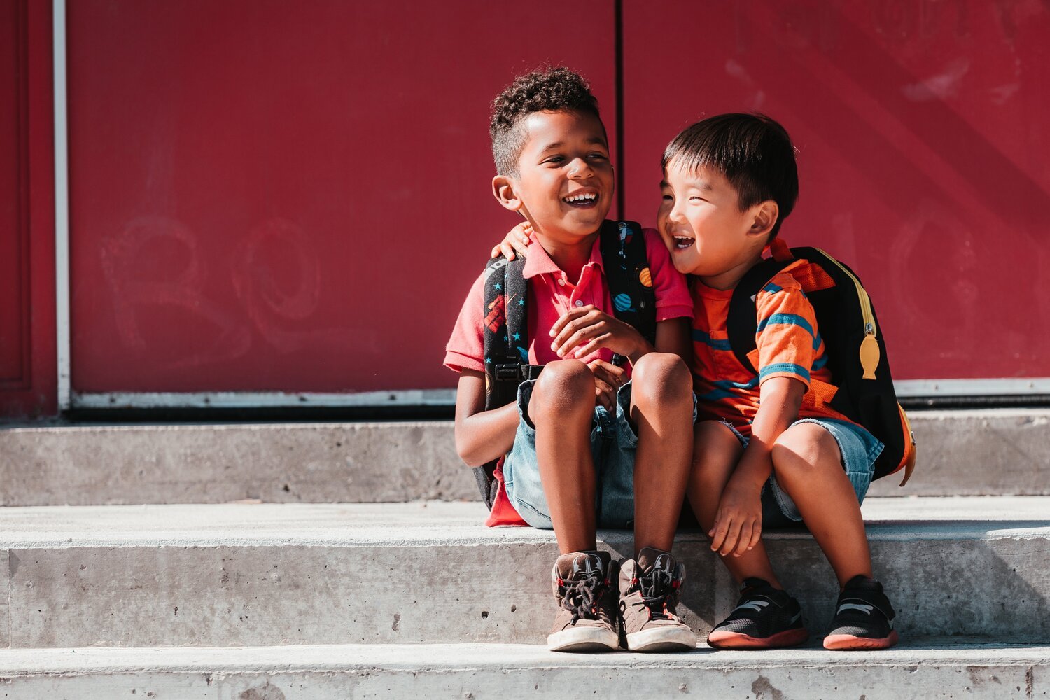 kids-giggle-on-steps